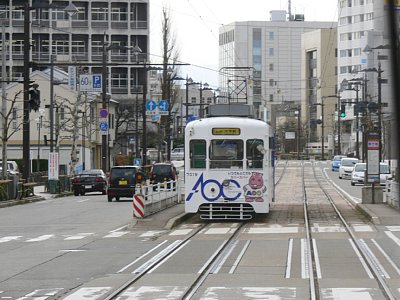 県庁前停留場に停車する7019電車