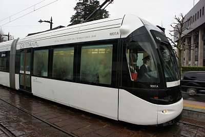 県庁前停留場に停車する9001電車