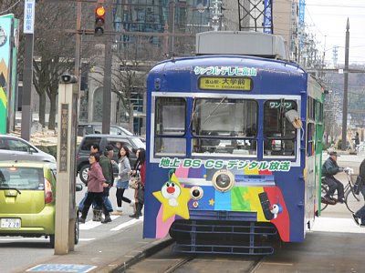 乗車と降車でホーム位置が異なります
