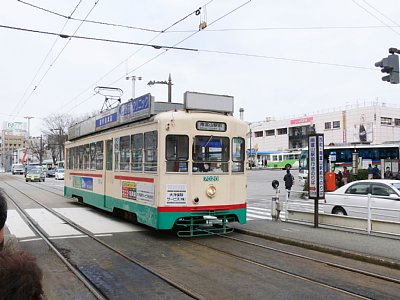 上りホームに停車する7020電車