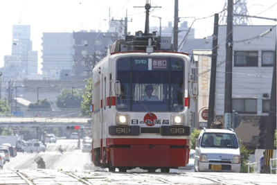 �d�Ԃ̔w��ɋ}�����z������܂�