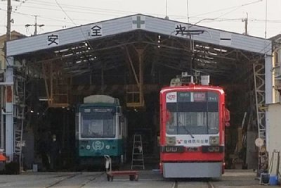 車庫に電車が入庫しています